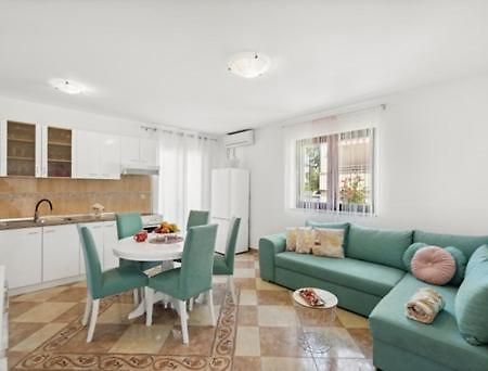 פורץ Apartmani Lorena מראה חיצוני תמונה
